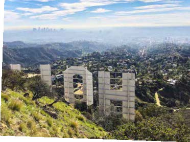 Hollywood-skylten fotograferad bakifrån med utsikt över Hollywood.