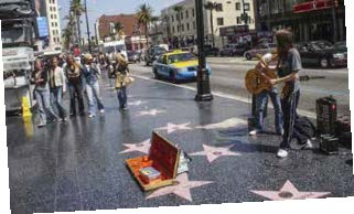 Bild av trottoar med Hollywood-stjärnor.