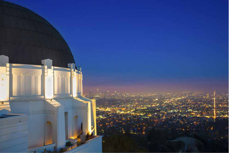 Kvällsbild med utsikt över hela Los Angeles, tagen så man även ser översta våningen av Griffith Obervatory i bild.