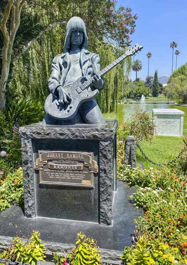 staty av Johnny Ramone ovanpå hans gravsten.