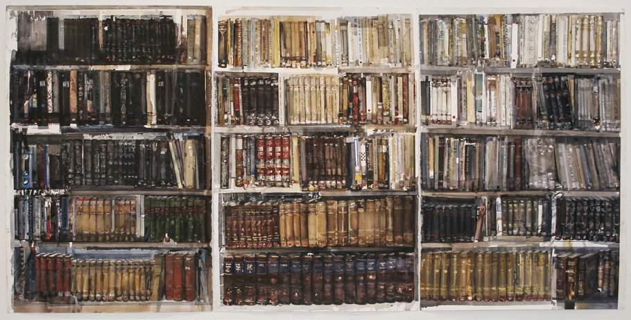 Bild med bokhylla fylld med gamla böcker.