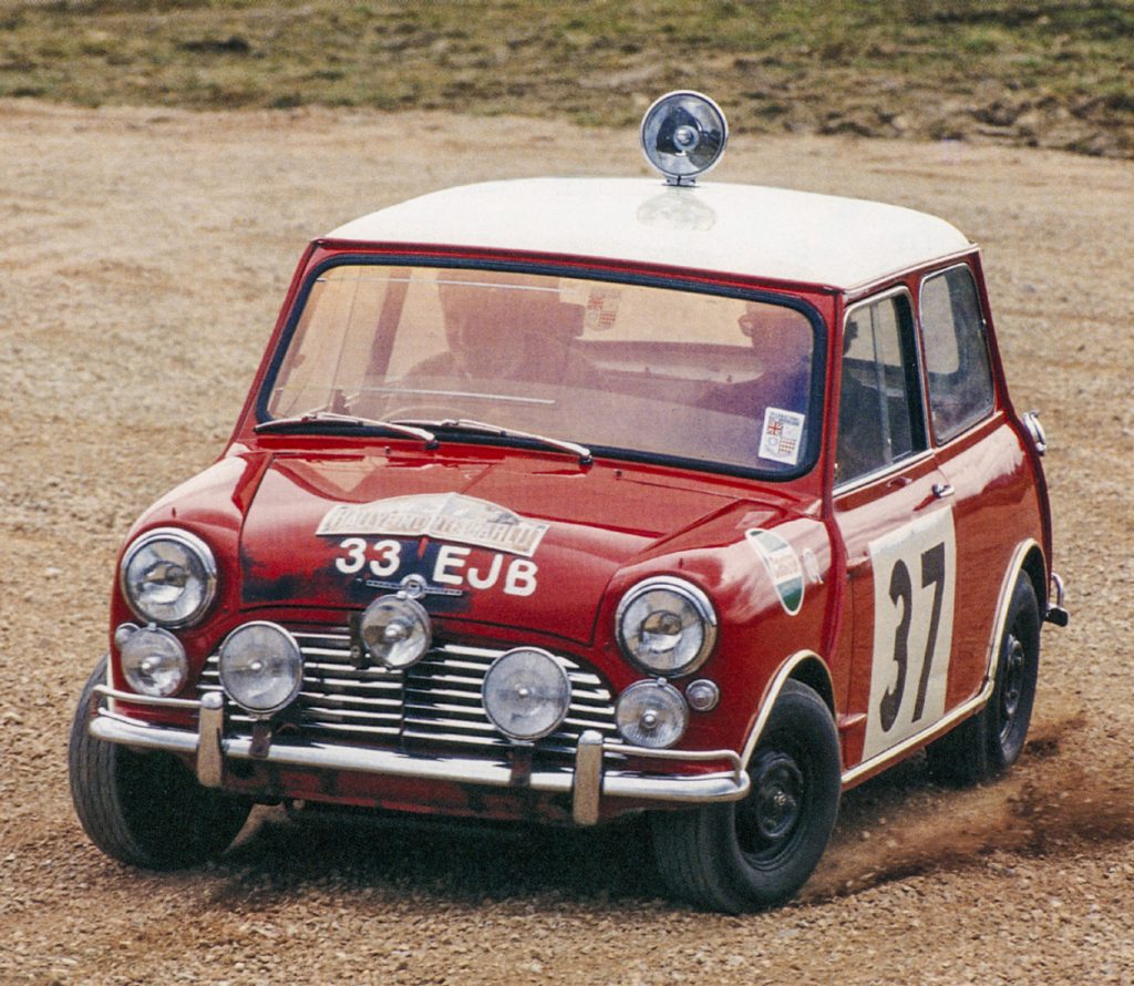 Röd Mini med nr 37 på dörren i tävling.