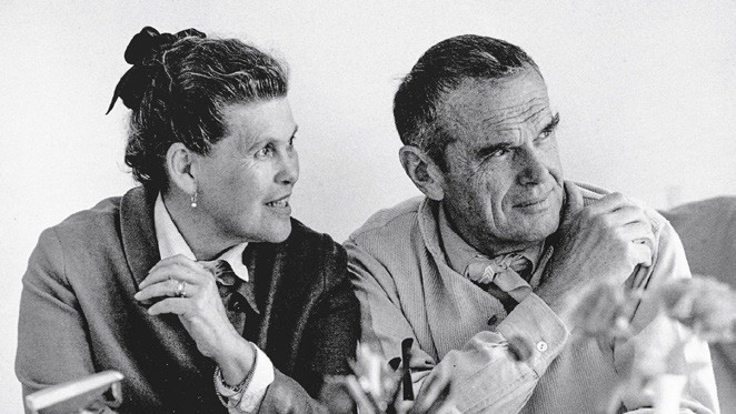 Svartvit porträtt i halvfigur på Ray Kaiser och Charles Eames.