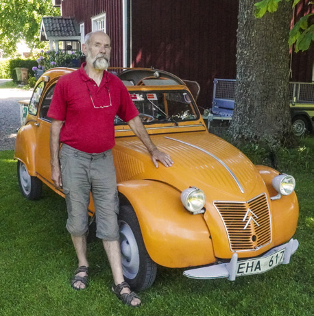 Per poserar bredvid sina fina gamla orange Citroën CV2.