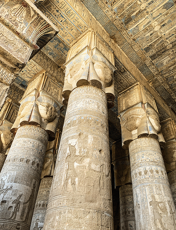 Bild på det tolv våningar höga Hathortemplet som finns med på Unescos världsarvslista.