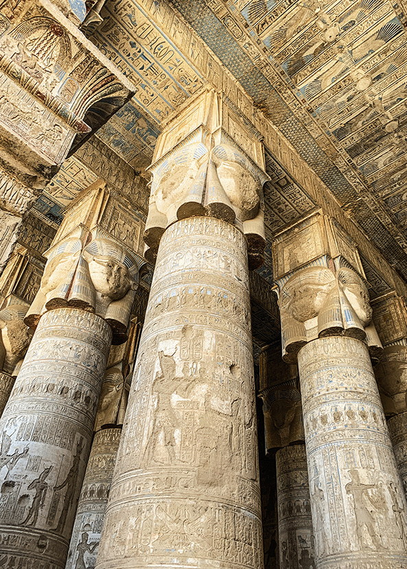 Bild på det tolv våningar höga Hathortemplet som finns med på Unescos världsarvslista.
