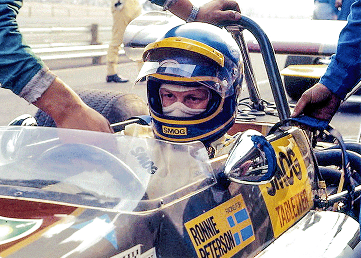 Bild på Ronnie Peterson i sin Formel 1-bil inför ett race.