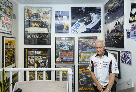 Bild på Ronnie Peterson-fantasten Roland Nygren framför en vägg fylld med Ronnie Peterson-fotografier.