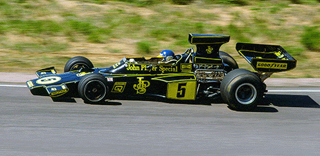 Arkivbild på Ronnie Petersons körandes i hans Lotus-bil under Sveriges Grand Prix 1975.