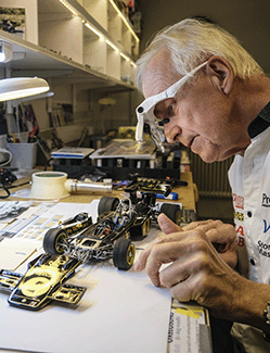 Bild på Roland Nygren när han skapar en modell av en Formel 1-bil.
