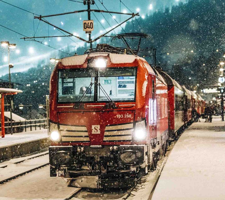 Bild på tåg i vinterlandskap.