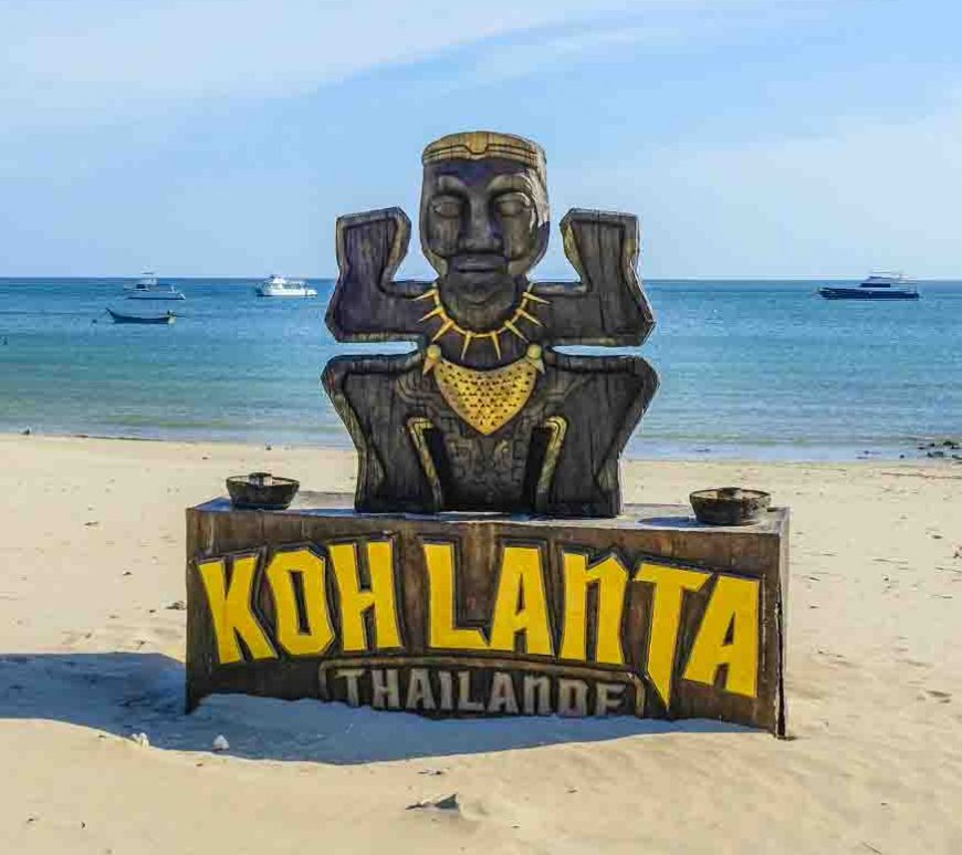 En bild på en skulptur med texten Koh Lanta.